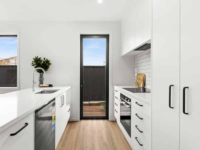 6 Tutira Place, Poraiti