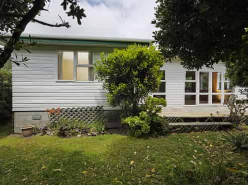 8 Estuary Street, Makara