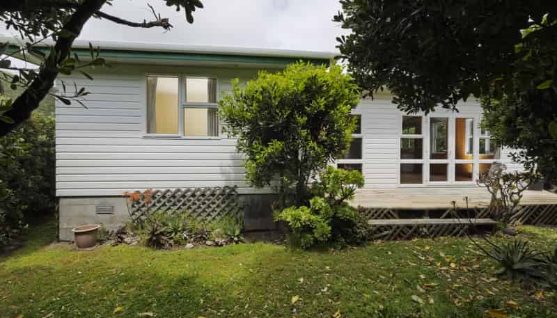 8 Estuary Street, Makara Beach