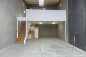 Quality industrial unit with high stud