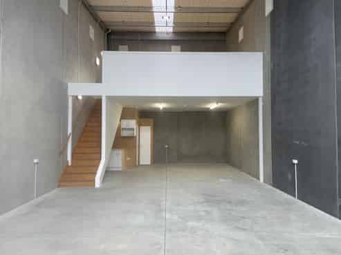 Quality industrial unit with high stud