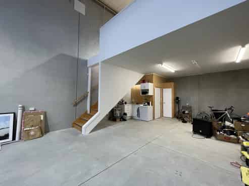 Quality industrial unit with high stud