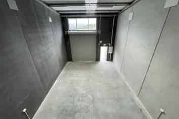 Quality industrial unit with high stud