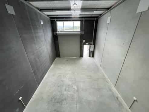 Quality industrial unit with high stud