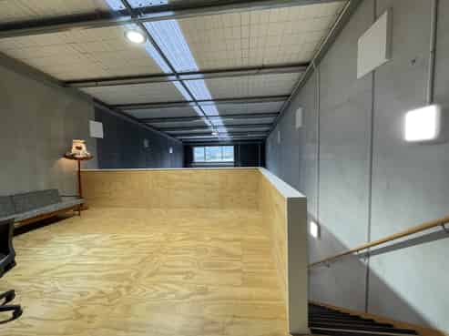 Quality industrial unit with high stud