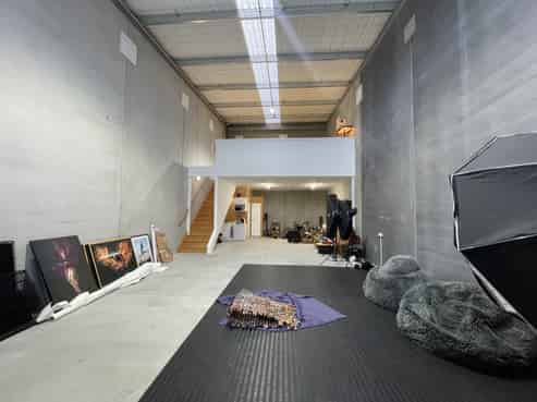 Quality industrial unit with high stud