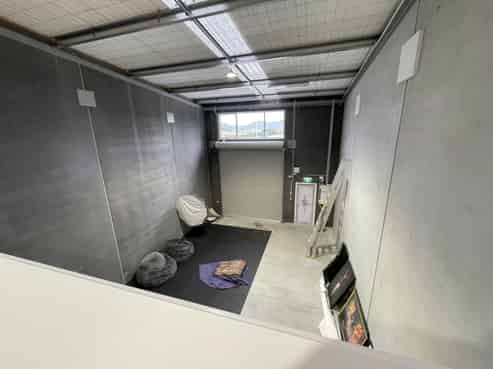 Quality industrial unit with high stud