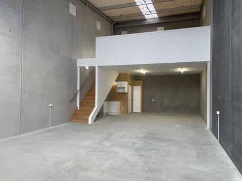 Quality industrial unit with high stud