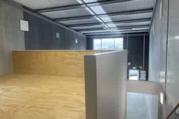 Quality industrial unit with high stud