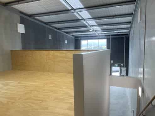 Quality industrial unit with high stud