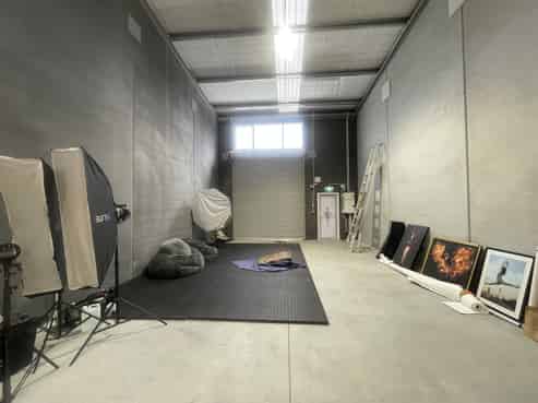 Quality industrial unit with high stud