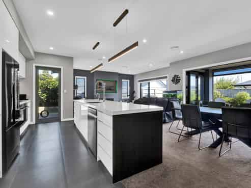 17 Honeyfield Drive, Whalers Gate