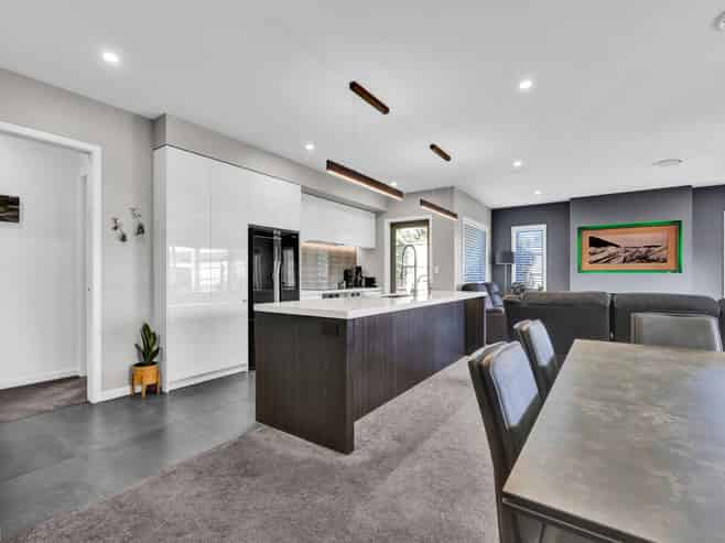 17 Honeyfield Drive, Whalers Gate