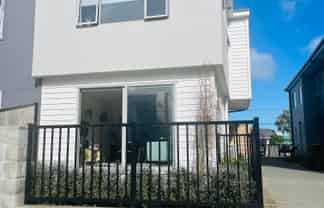 27 Barber Grove, Moera