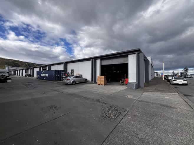 Warehouse & office with harbour outlook