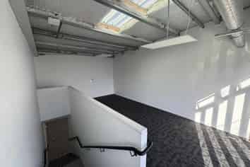 Modern industrial unit in prime Airport precinct