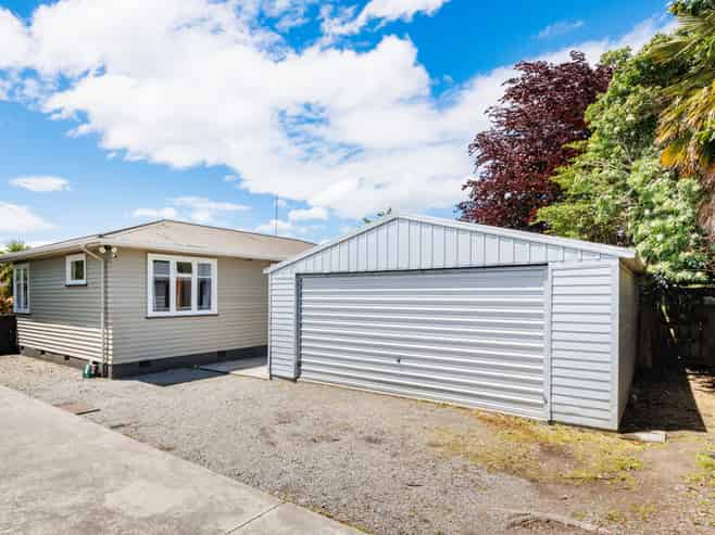 367 Botanical Road, West End