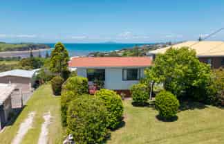 1437 Whangaparaoa Road, Army Bay