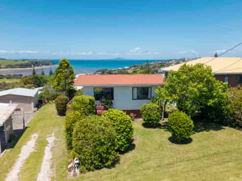 1437 Whangaparaoa Road, Army Bay