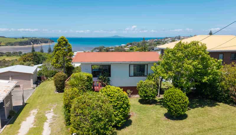 1437 Whangaparaoa Road, Army Bay