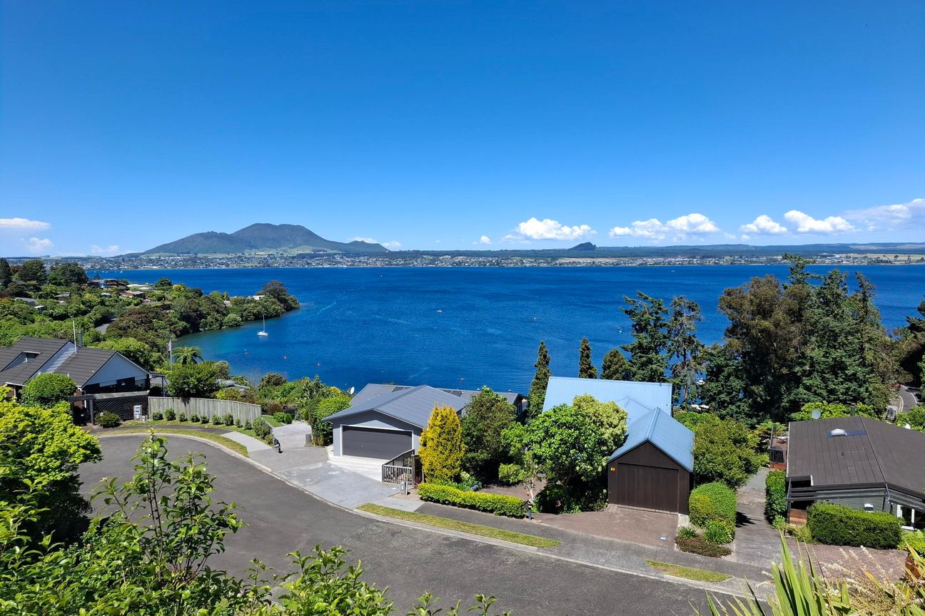 Where Views Meet Lifestyle - A True Taupo Retreat - Vue 6