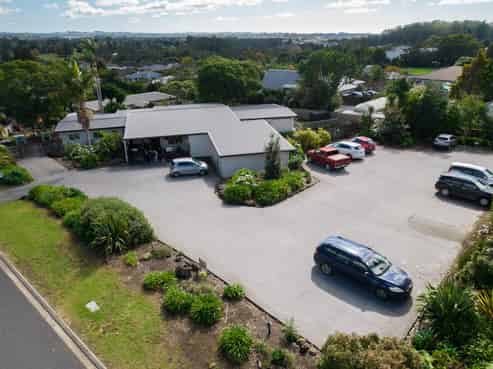 CORNER POSITION OFFICE AND EXCELLENT PARKING
