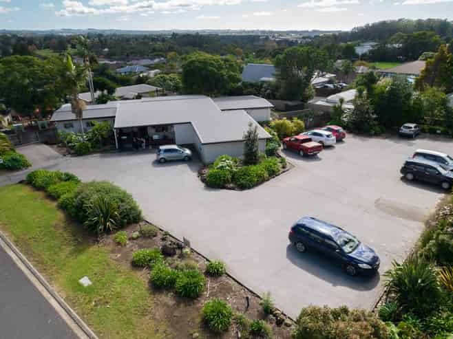 CORNER POSITION OFFICE AND EXCELLENT PARKING
