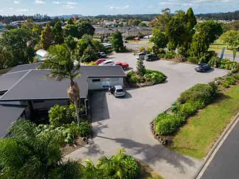 CORNER POSITION OFFICE AND EXCELLENT PARKING
