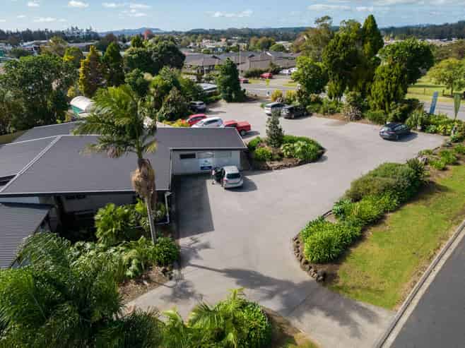 CORNER POSITION OFFICE AND EXCELLENT PARKING
