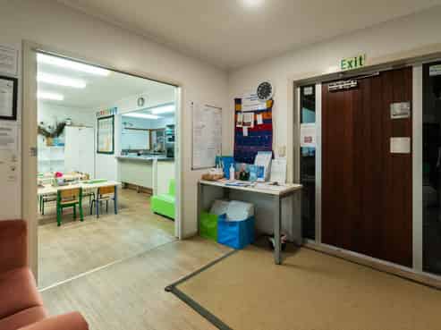 CORNER POSITION OFFICE AND EXCELLENT PARKING
