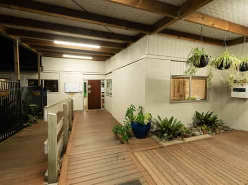 CORNER POSITION OFFICE AND EXCELLENT PARKING
