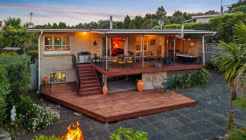 10 Rauhuia Crescent, Parau