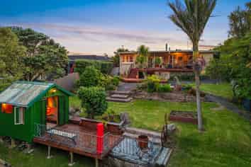 10 Rauhuia Crescent, Parau