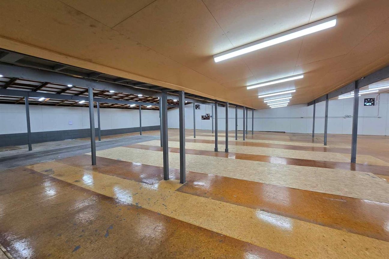 CBRE | Refurbished Warehouse + Yard – pohled 5