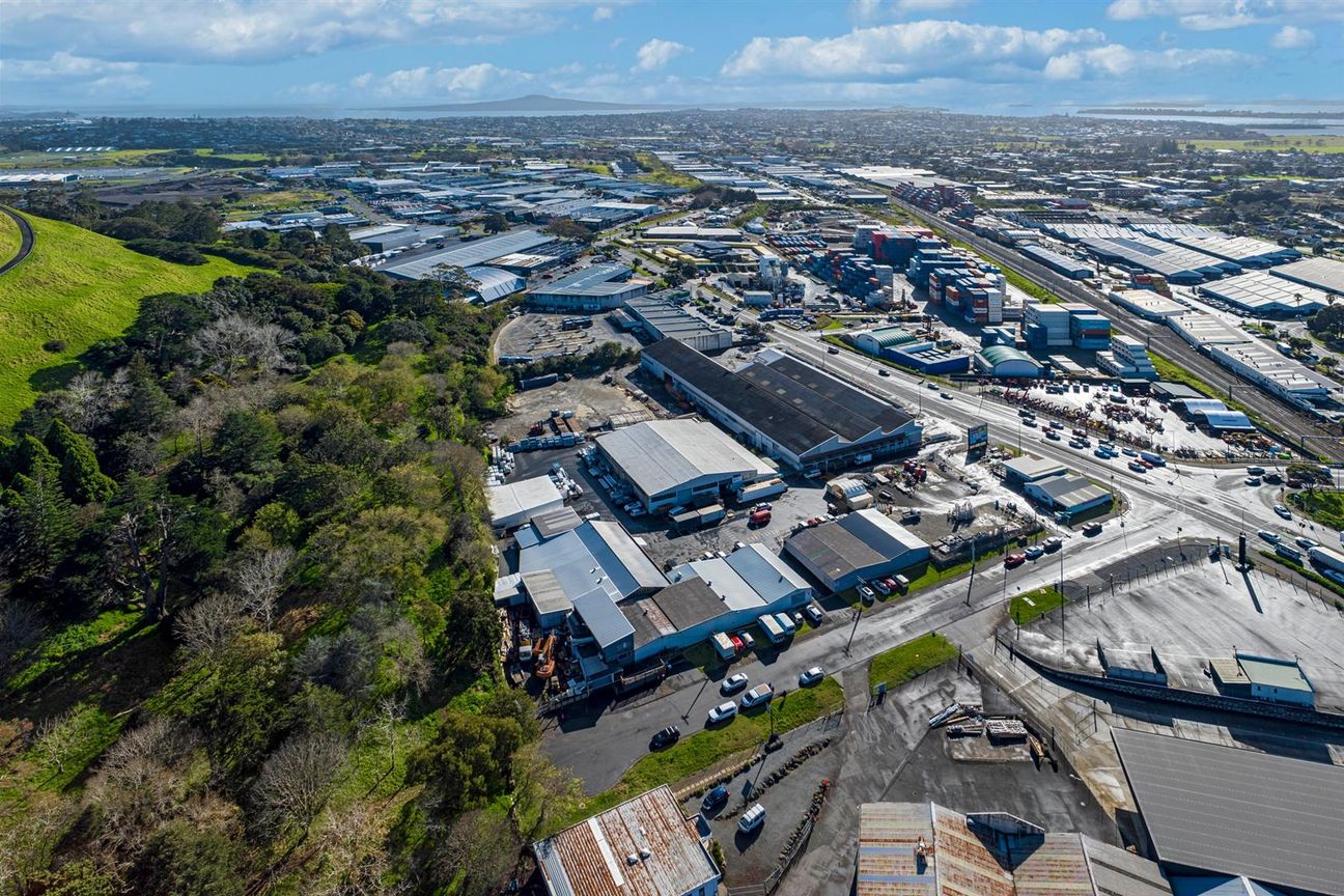 CBRE | Refurbished Warehouse + Yard – pohled 2