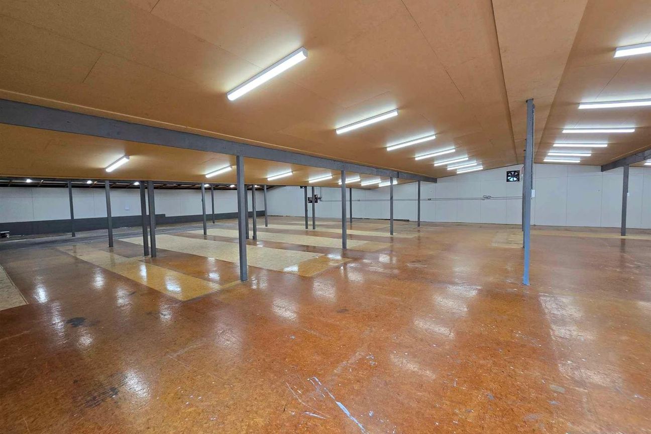 CBRE | Refurbished Warehouse + Yard – pohled 4