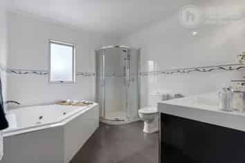 17 Miromiro Street, Greenhithe