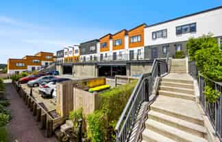 16/18 Hewlett Road, Massey