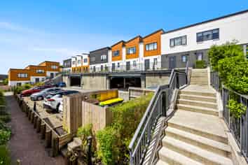 16/18 Hewlett Road, Massey