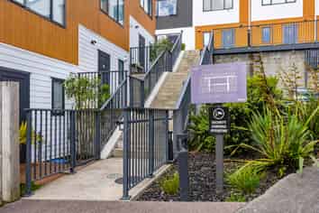 16/18 Hewlett Road, Massey