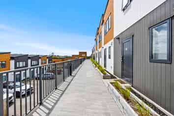 16/18 Hewlett Road, Massey