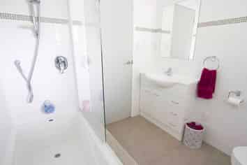 1/127 Atkinson Road, Titirangi