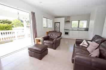 1/127 Atkinson Road, Titirangi