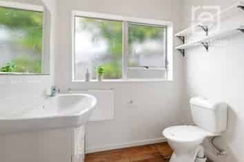 2/160 Mount Smart Road, Royal Oak