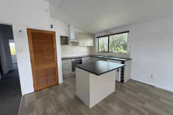 74 Catherine Crescent (Upstairs), Whitianga