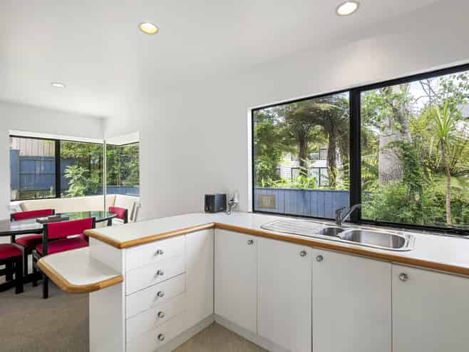 27C Sunnynook Road, Sunnynook