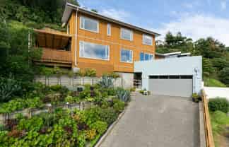 8 Owhiro Bay Parade, Island Bay