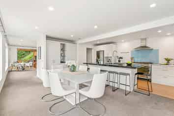 8 Owhiro Bay Parade, Island Bay