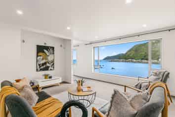 8 Owhiro Bay Parade, Island Bay