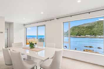 8 Owhiro Bay Parade, Island Bay